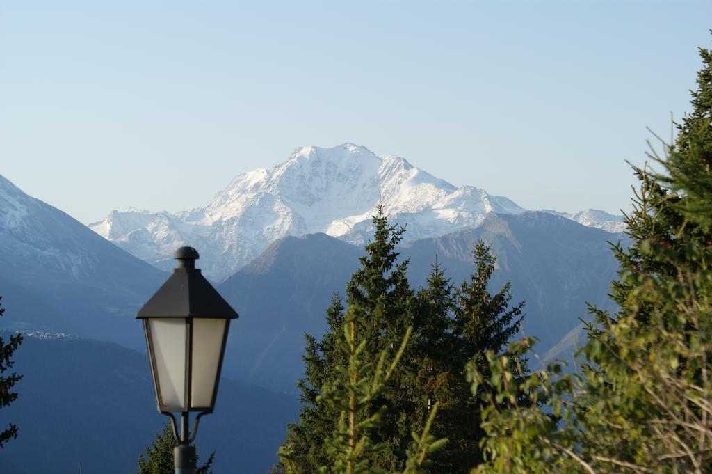 Swiss Chalet-Style Hotel Walliser Spycher リーデラルプ 部屋 写真