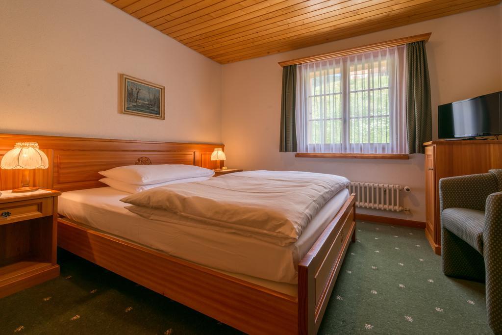 Swiss Chalet-Style Hotel Walliser Spycher リーデラルプ エクステリア 写真