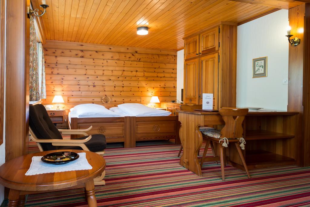 Swiss Chalet-Style Hotel Walliser Spycher リーデラルプ エクステリア 写真