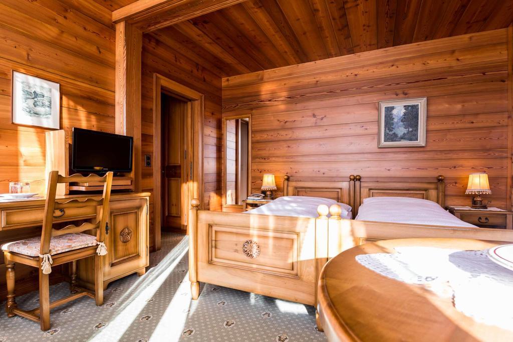 Swiss Chalet-Style Hotel Walliser Spycher リーデラルプ エクステリア 写真