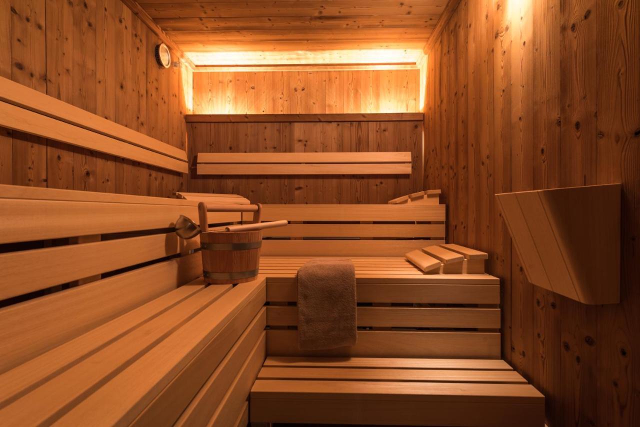 Swiss Chalet-Style Hotel Walliser Spycher リーデラルプ エクステリア 写真