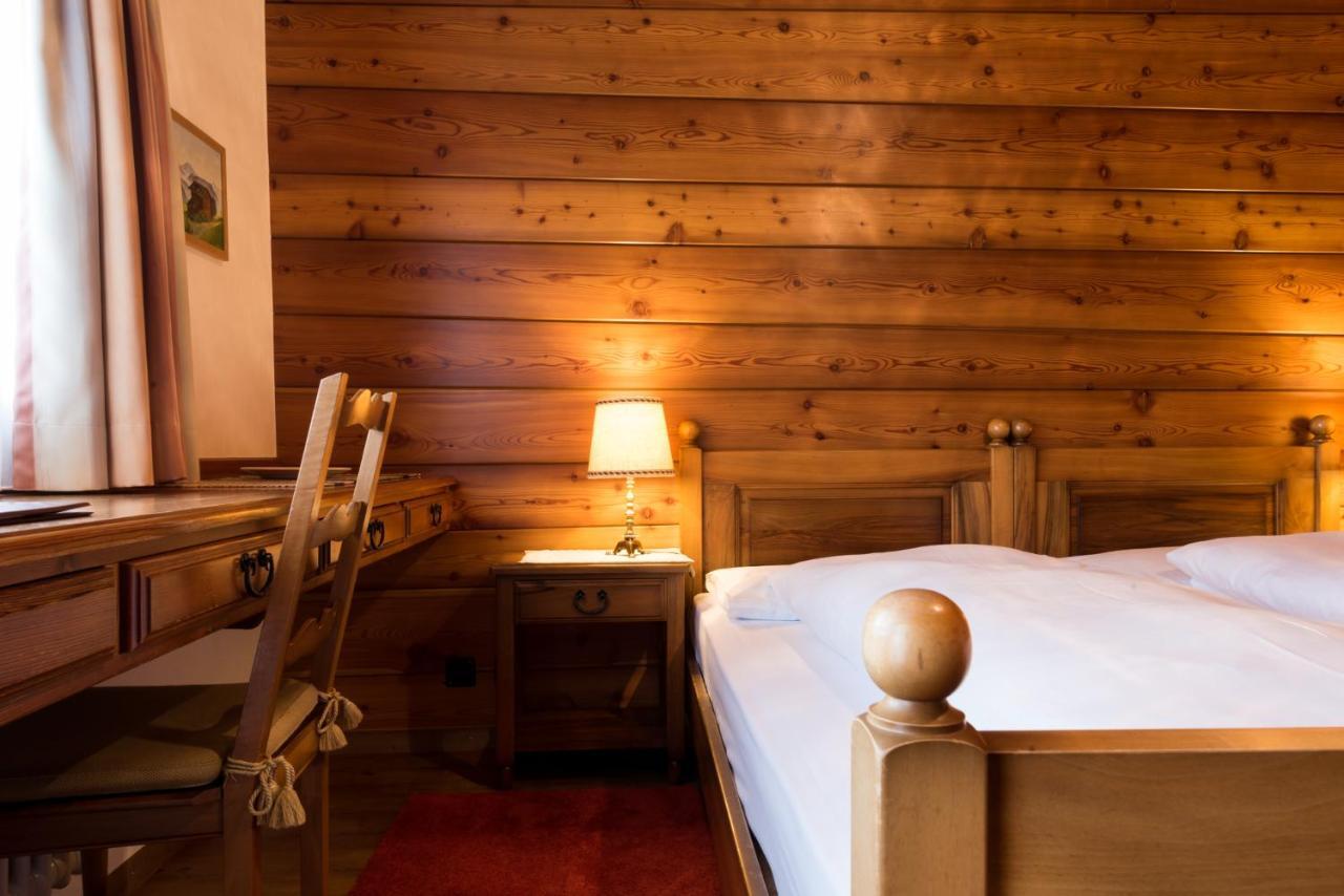 Swiss Chalet-Style Hotel Walliser Spycher リーデラルプ エクステリア 写真